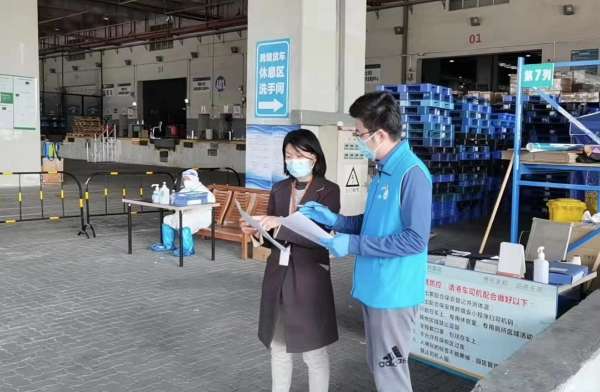 党员先锋赴一线 当好防疫“店小二”